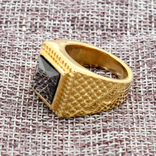 Мужское кольцо с фигментом, из нержавеющей стали золотого цвета с красным и синим камнями 2024 - купить недорого