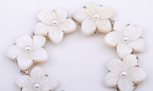 huij 001660 Gold plating White shell flower with white bead bracelet in 19cm 2024 - buy cheap
