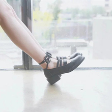 Студенческая обувь в стиле «Лолита»; Туфли на каблуке «рюмочка» в стиле «Mori Girl»; туфли в стиле «Мэри Джейн» с круглым носком и длинными лентами на шнуровке 2024 - купить недорого