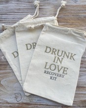 personalized Drunk in love wedding Party first aid Hangover Kit jewelry favor muslin Bags Bachelorette hen bridal shower favors 2024 - buy cheap