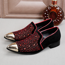 Золотистые Лоферы со стальным носком и шипами; красные блестящие Мужские модельные туфли без шнуровки; свадебные туфли для мужчин в деловом стиле с кристаллами; мужская кожаная обувь 2024 - купить недорого