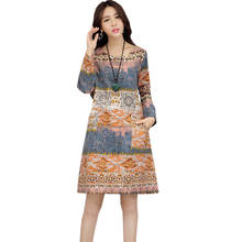 Платье женское хлопково-льняное с цветочным принтом, круглым вырезом и карманами 2024 - купить недорого