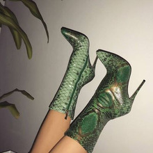 Пикантные зеленые ботильоны из змеиной кожи на высоком каблуке-шпильке; женские вечерние ботинки с острым носком на молнии сбоку с принтом питона 2024 - купить недорого