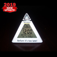 Треугольный цветной будильник Светодиодные Красочные декомпрессии маленькие часы белые часы-пирамида 2024 - купить недорого