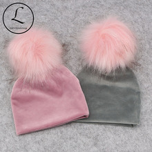 Toucas de veludo para bebês meninos e meninas, gorros grossos e quentes de inverno com pompom de pele sintética para crianças 2024 - compre barato