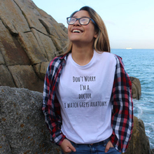 Женская футболка с надписью «I'm A Doctor I Watch Greys», забавная футболка с цитатой, повседневные топы для девочек, серая женская футболка BFF Tumblr 2024 - купить недорого