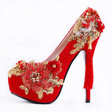 Zapatos de boda rojos para mujer, calzado de tacón alto con punta redonda, aterciopelado, con flores doradas de encaje, zapatos de novia Retro de estilo real 2024 - compra barato