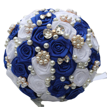 Брошь королевский синий Белый Потрясающие Свадебные букеты для подружки невесты атласные розы Искусственные цветы красивый бросок Свадебный букет W128-2 2024 - купить недорого