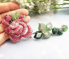 Broche de flor rosa para mujer, broche de cristal con diamantes de imitación 2024 - compra barato