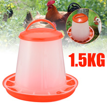 Bebedero de plástico para pollos, gallina y aves de corral con tapa y mango, suministros de alimentación de animales de granja, 1,5 kg 2024 - compra barato