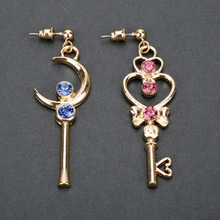 Серьги MQCHUN в форме ключа из японского аниме золотого цвета для женщин и девушек серьги-клипсы с розовым кристаллом Стразы волшебная палочка Сейлор Мун-15 2024 - купить недорого
