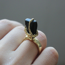 Anel pedra negra grande da moda anel dourado frete grátis atacado 2024 - compre barato