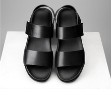 Sandalias planas de piel auténtica para hombre, chanclas masculinas de estilo romano, suaves, con personalidad, transpirables, con gancho y lazo, para playa y exteriores 2024 - compra barato