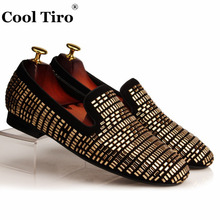 Cool Tiro/черные замшевые мужские лоферы с квадратным золотым кристаллом; слипоны на плоской подошве со стразами; модельные туфли для вечеринки; Кожаные Мокасины 2024 - купить недорого