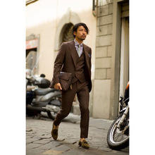 Мужской темно-коричневый костюм из трех предметов (пиджак + брюки + жилет + галстук) 2024 - купить недорого