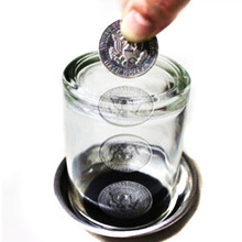 Магический трюк реквизит монета проникает в чашки трюки хорошие растягивающиеся Монеты через стекло Магическая стальная чашка коврик 2024 - купить недорого
