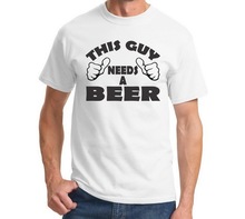 Этот парень нуждается в пиве-Смешные питьевые вечерние футболки подарок на праздник футболка пьяная рубашка больше размеров и Colors-A283 2024 - купить недорого