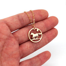 Hzew круглая луна бегущая лошадь кулон ожерелье ожерелья с лошадьми 2024 - купить недорого