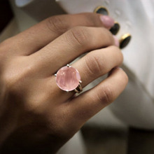 Женские круглые свадебные кольца серебряного цвета с розовым кристаллом из смолы, обручальное кольцо для вечеринки, роскошное ювелирное изделие Z1X712 2024 - купить недорого