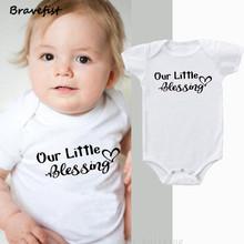 Rosa bebê meninas bodysuits branco bebê meninos roupas de verão infantil recém-nascido macacões nossa pequena bênção letras imprimir outfits 2024 - compre barato
