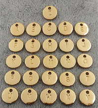 130 unids/lote de abalorios de 10mm con etiqueta de doble cara, colgante de letras de oro con forma de letra, venta al por mayor de la A la Z 2024 - compra barato
