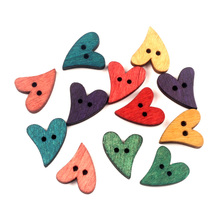 Botões coração de madeira multicolorido, 50 peças botões para vestuário bordado álbum de recortes botões de madeira decorativo artesanato acessórios diy 2024 - compre barato