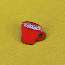 Broche pin esmaltado inspirado em picos duplos, broche de café vermelho, presente para amigos, amantes de cafeteira 2024 - compre barato