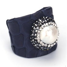 Cuenta de perla de agua dulce Natural de diamantes de imitación para mujer, brazalete ajustable de cuero de serpiente auténtico, color negro, azul marino, azul marino 2024 - compra barato