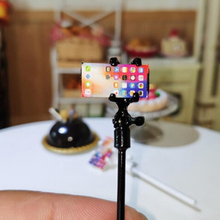 1 juego 1:12 miniatura el palo de Selfie + modelo de teléfono móvil para accesorios de casa de muñecas 2024 - compra barato