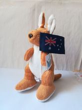 Canguro de felpa de juguete de dibujos animados, muñeca suave con bandera de Australia, regalo de cumpleaños, alrededor de 22cm, b2552 2024 - compra barato