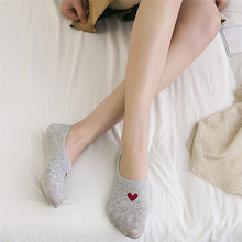 Хлопковые короткие носки ярких цветов с закрытым носком и сердечками; Женские носки; Нескользящие силиконовые невидимые женские носки 2024 - купить недорого