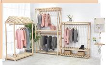 Магазин одежды Ретро Женские вешалки для одежды, высококачественные полки, полки для высадки из цельного дерева, 2024 - купить недорого