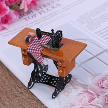 2019 1/12 Scale Dollhouse Decoration Wooden Miniature Furniture Families Vintage Miniature Sewing Machine With Cloth 2024 - buy cheap