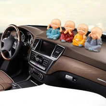1 juego cuatro monje lindo decorativo 6cm encantadoras muñecas pequeñas 4 posturas monjes coche Interior pantalla decoración coche adornos Accesorios 2024 - compra barato