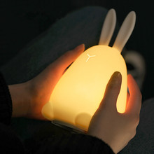 Lámpara nocturna de conejo con dibujos animados para niños, luz colorida de silicona con carga USB, decoración de mesita de noche 2024 - compra barato