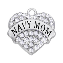 Popular ejército familia símbolo joyería accesorios NAVY MOM estrás con forma de corazón colgante de Metal al por mayor 2024 - compra barato