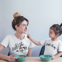 Camiseta a juego "It's The Little Thing In Life" para mujer, camiseta familiar, camisetas para madre, hijo e hija, 1 Uds. 2024 - compra barato