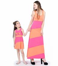 2019 г. высококачественные платья для мамы и дочки одинаковые Семейные комплекты без рукавов в полоску платье для мамы и дочки семейная одежда 2024 - купить недорого