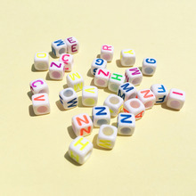 Contas de letras do alfabeto quadrado, 3000 tamanhos 6x6mm, acrílico branco com orifício inicial colorido, contas espaçadoras 2024 - compre barato