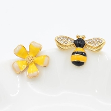 Pendientes con broche de abeja y flor para mujer, joyería femenina Original con diamantes de imitación de abeja y oro, regalo de boda de Año Nuevo 2024 - compra barato