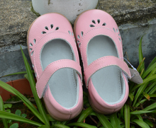 Обувь для девочек, обувь из коровьей кожи для малышей, розовые, белые, серебристые, с вырезами в виде цветов Мэри Джейн, элегантные Детские полусандалии 2017 2024 - купить недорого