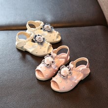 Обувь для девочек, детские сандалии с открытым носком, из мягкой кожи, с цветами и жемчугом, с бусинами, для маленьких принцесс, милые детские брендовые пляжные сандалии 2024 - купить недорого