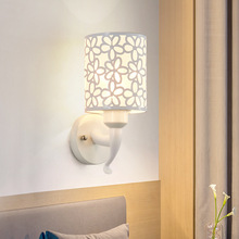 Железный резной абажур настенный светильник Современный простой прикроватный светильник для спальни гостиная фон для отеля Креативный светодиодный настенный светильник 2024 - купить недорого