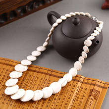 Женское винтажное ожерелье в стиле бохо, колье-чокер из натурального камня с белыми бирюзовыми бусинами 2024 - купить недорого