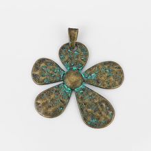 2 pçs patina verdigris grande abstrato flor encantos martelado pingente para colar jóias fazendo descobertas acessórios 68*71mm 2024 - compre barato