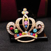 Женская брошь в форме короны, золотистая брошь с французской Заколкой, Ювелирное Украшение для костюма 2024 - купить недорого