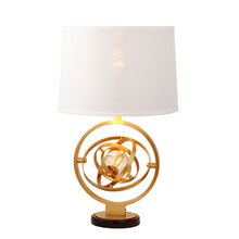 Новая классическая простая индивидуальная креативная Настольная лампа с хрустальными шариками, лампа для фойе, спальни, Северной модели комнаты, золотая, железная, художественная светодиодсветодиодный лампа для чтения 2024 - купить недорого