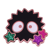 Soot sprite-pin esmaltado con purpurina, broche de arcoíris de serpiente, insignia de anime, pin de fantasma bonito, accesorio de regalo para Halloween 2024 - compra barato