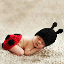 Красный и черный костюм божьей коровки для новорожденных, реквизит для фотосъемки с животными, вязаная шапочка ручной работы с накидкой 2024 - купить недорого