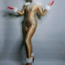 Mono de plumas con diamantes de imitación dorados para mujer, traje de actuación, mallas de cantante, traje de baile, Body de escenario, ropa para Festival 2024 - compra barato
